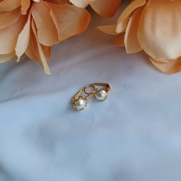 Elegant Gold and Pearl Stud Earrings - Picture 11 of 16